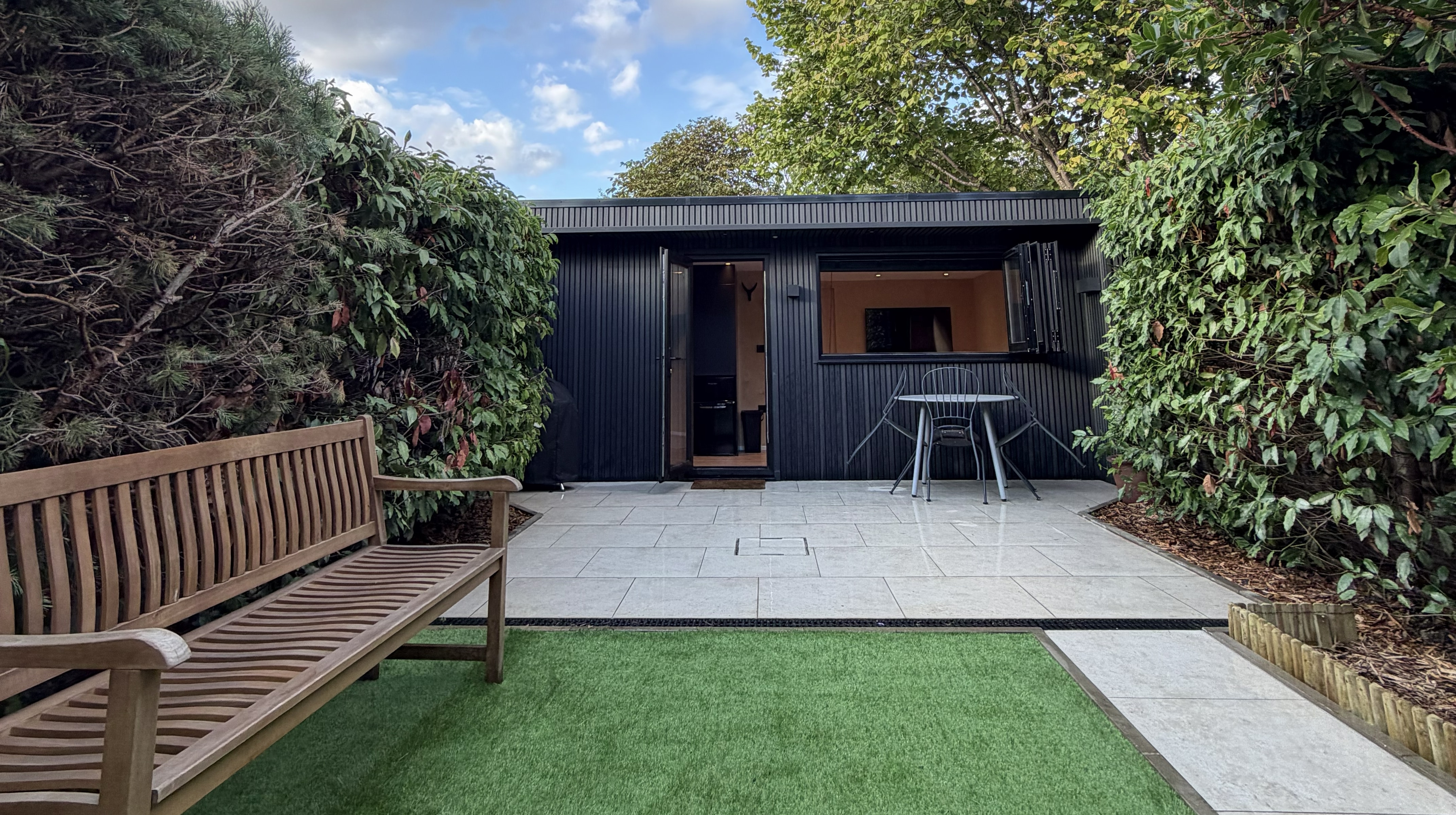 Garden house with kitchen and bath 